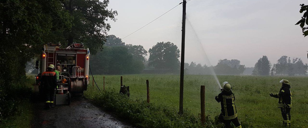 Brennender Telefonmast